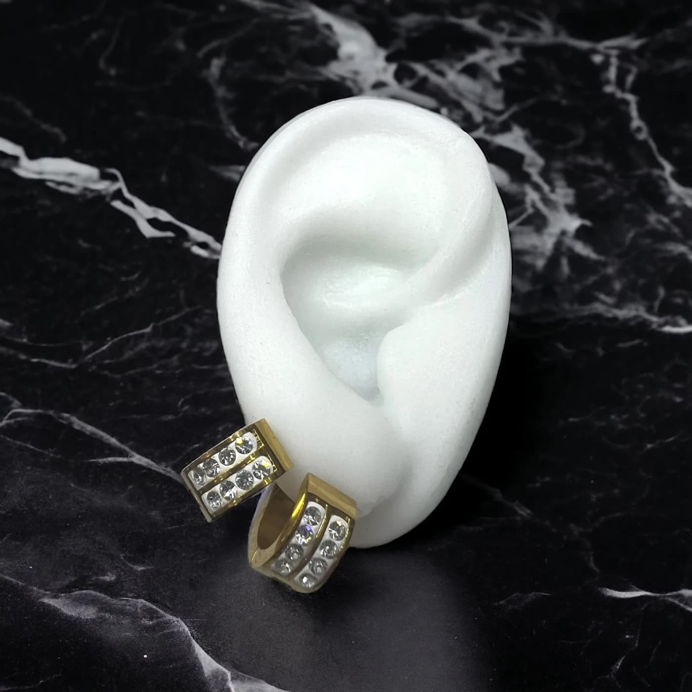 Aritos de dorado con joyas