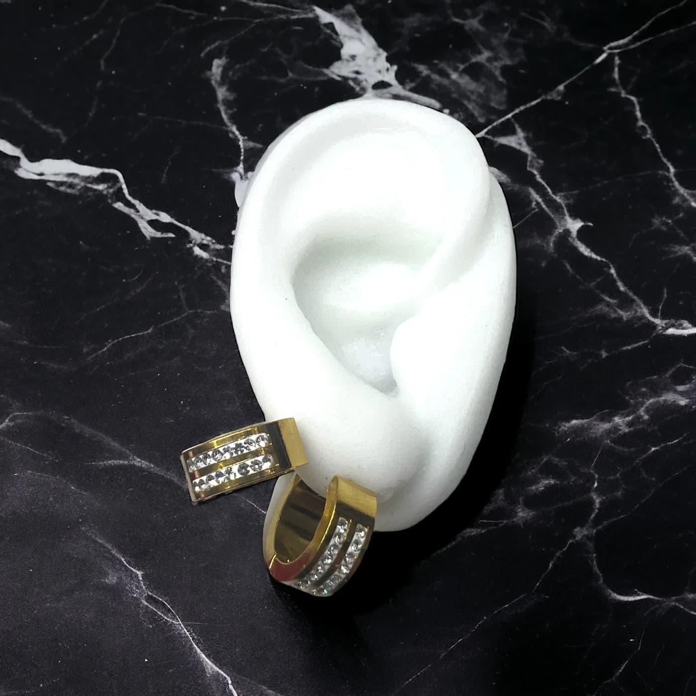 Aritos de dorado con joyas