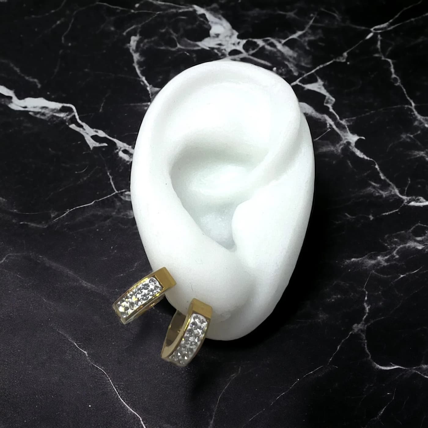 Aritos de dorado con joyas