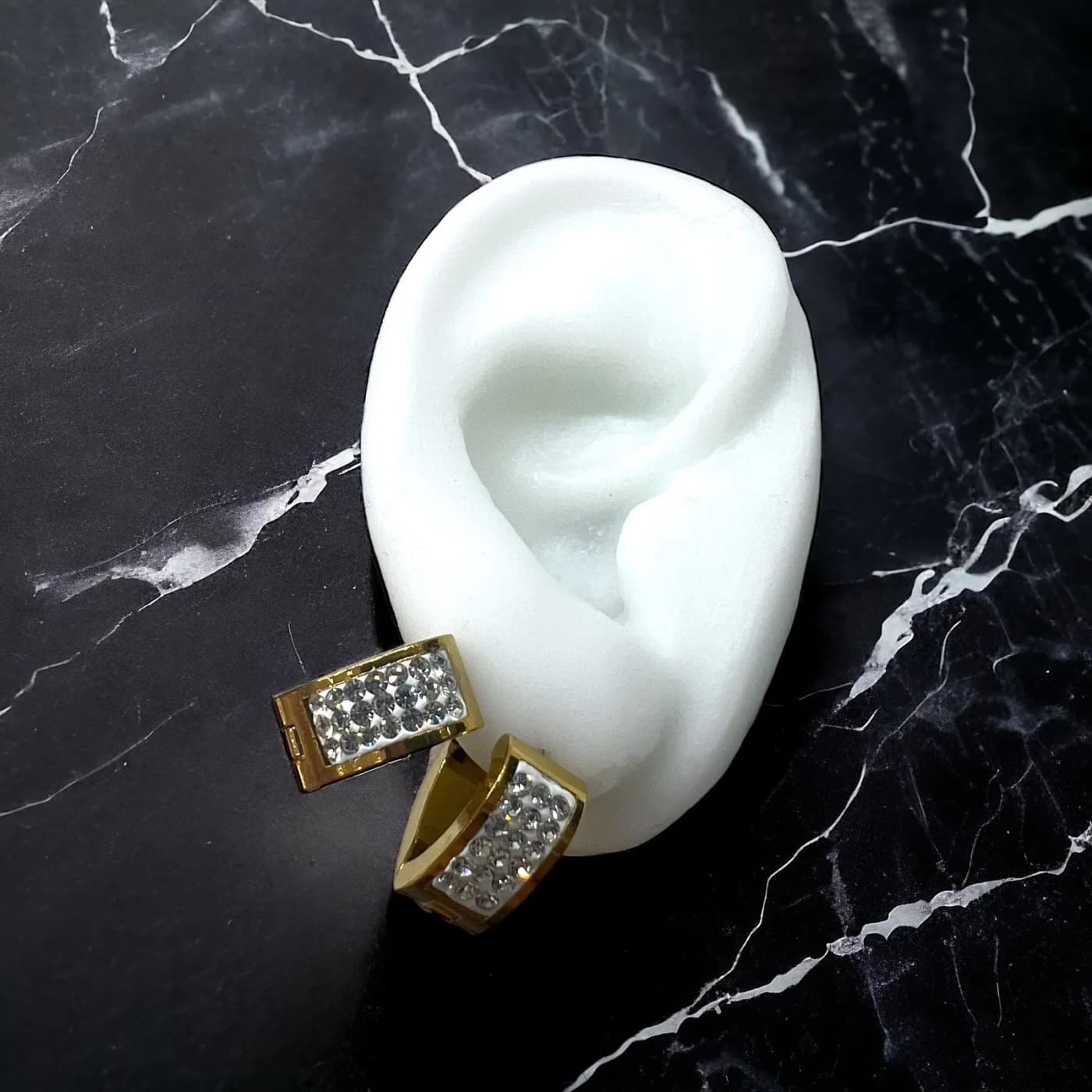 Aritos de dorado con joyas