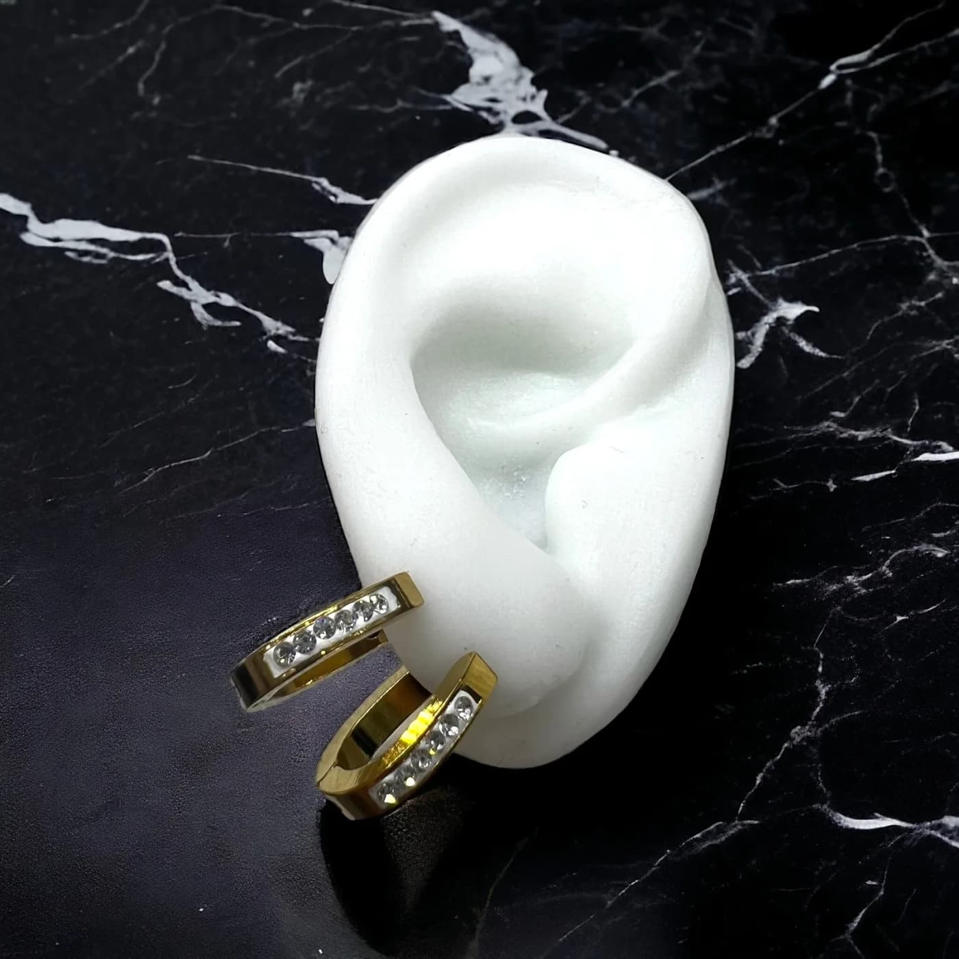 Aritos de dorado con joyas