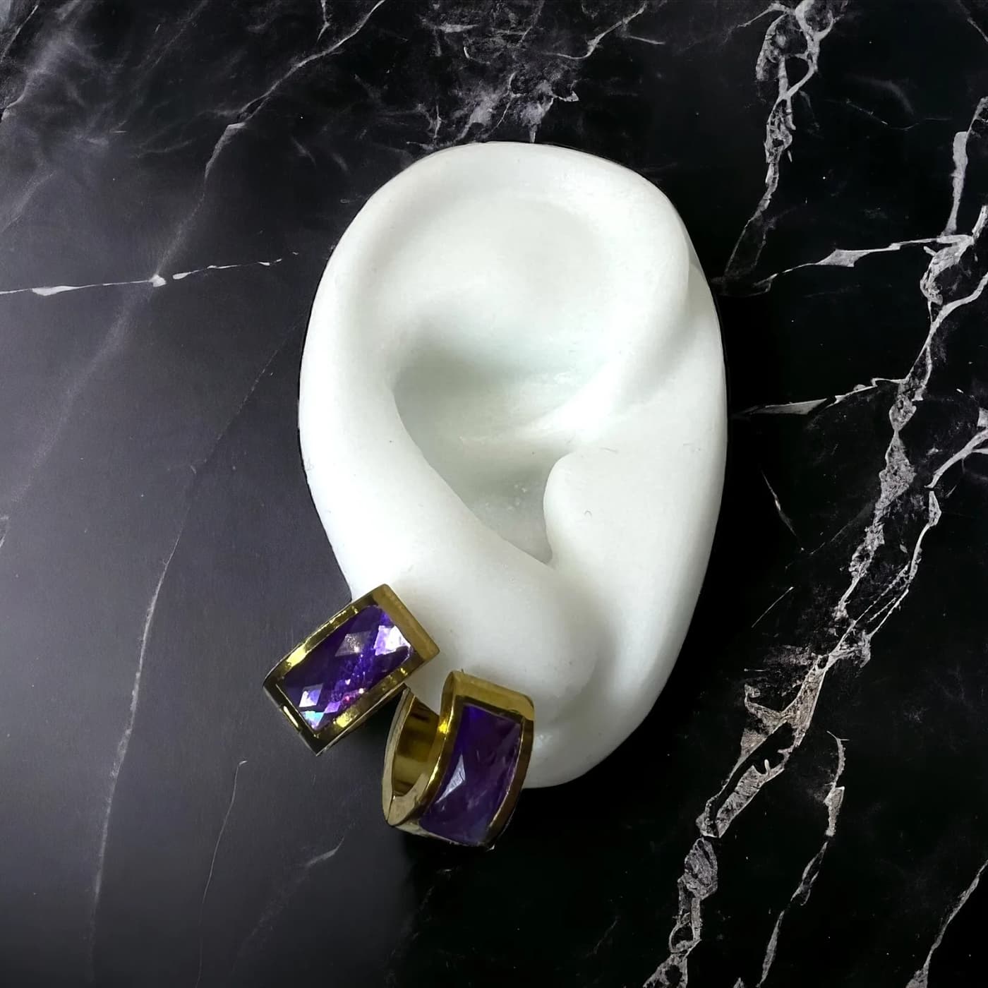 Aritos de dorado con joyas violeta