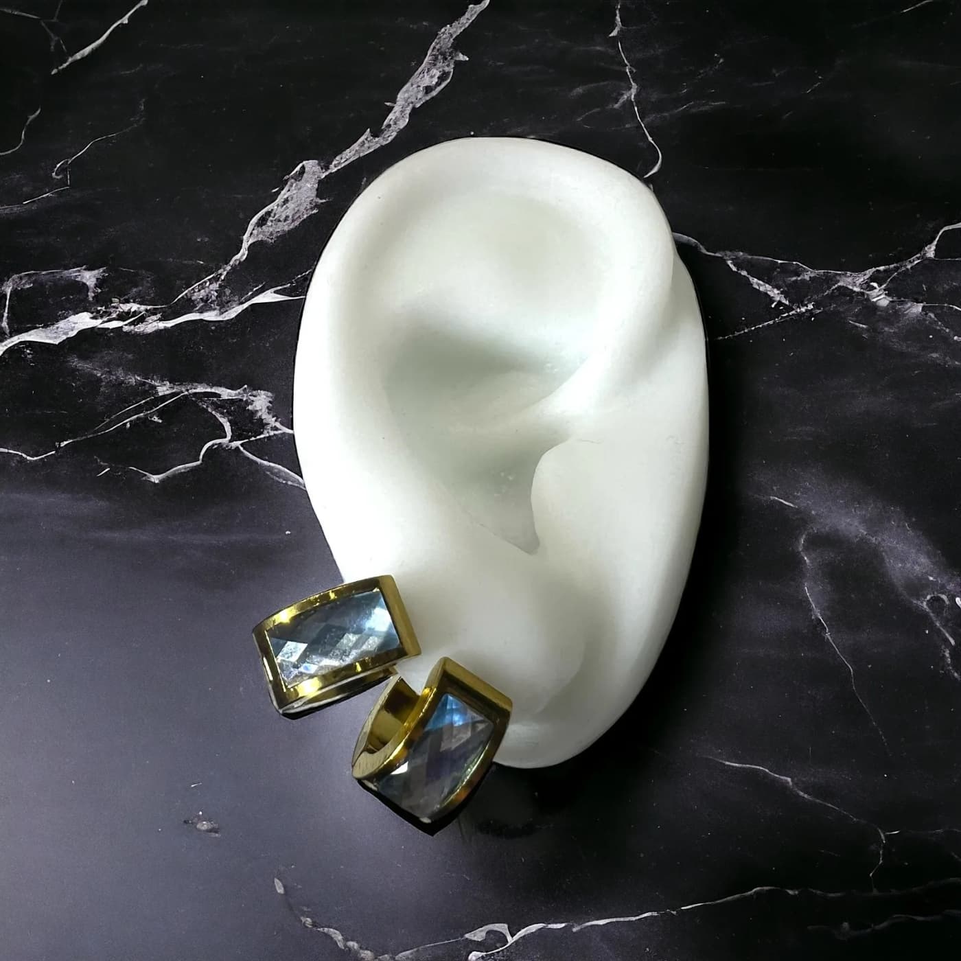 Aritos de dorado con joyas celeste