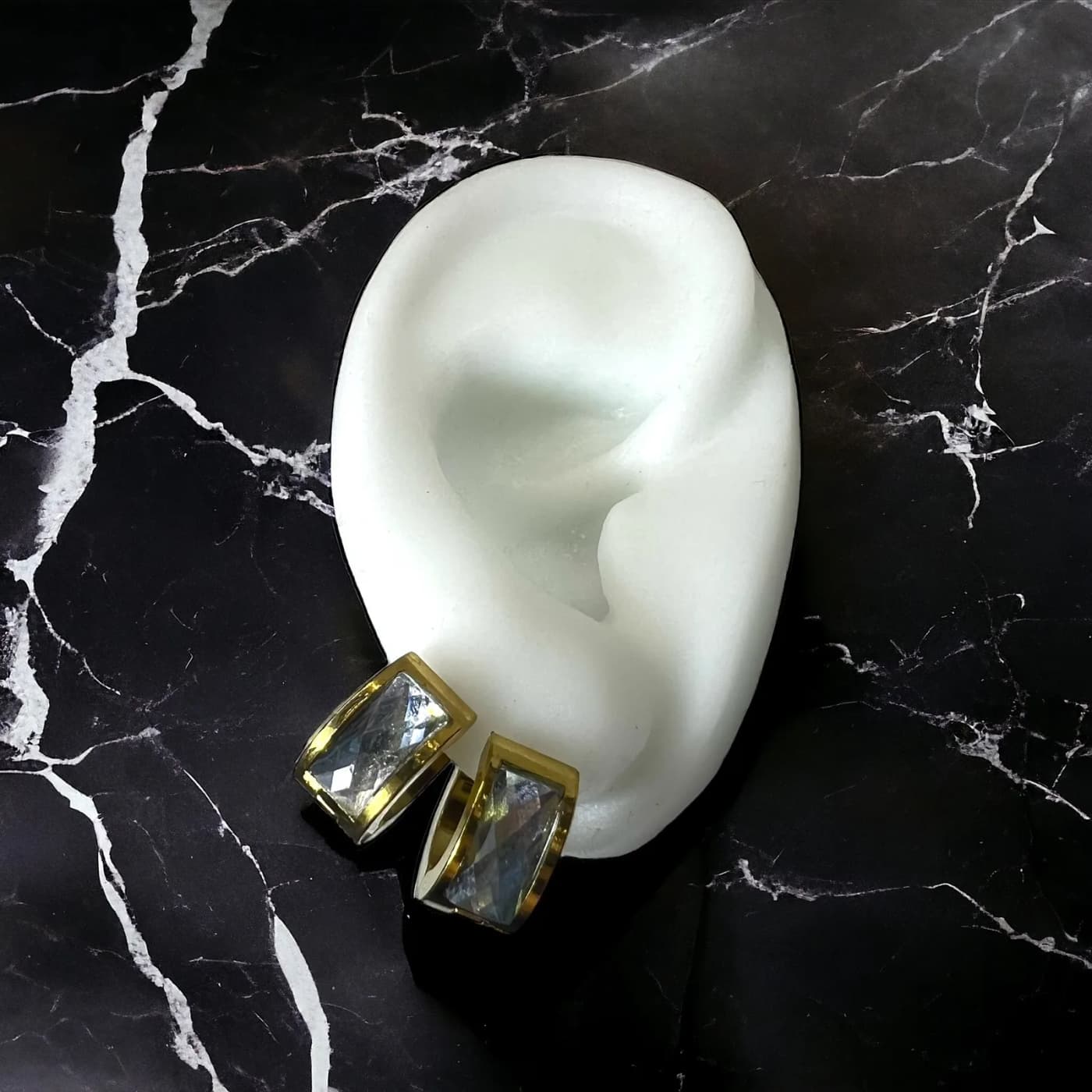 Aritos de dorado con joyas blanco