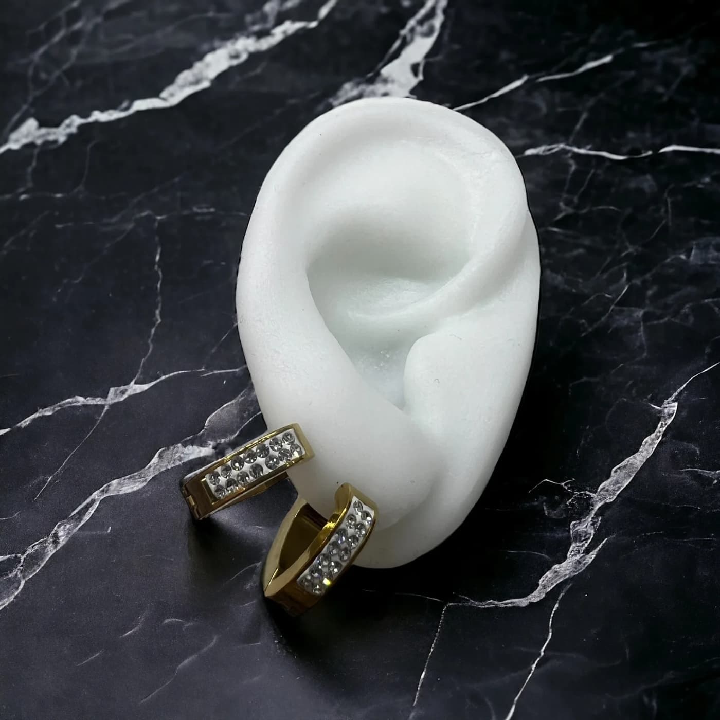 Aritos de dorado con joyas