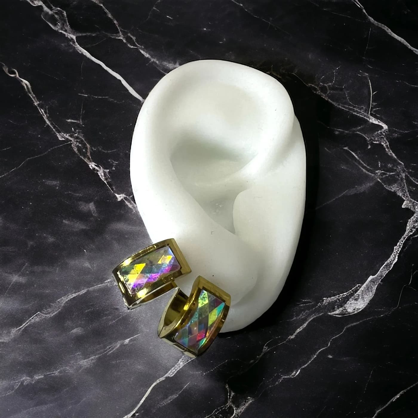 Aritos de dorado con joyas arcoiris