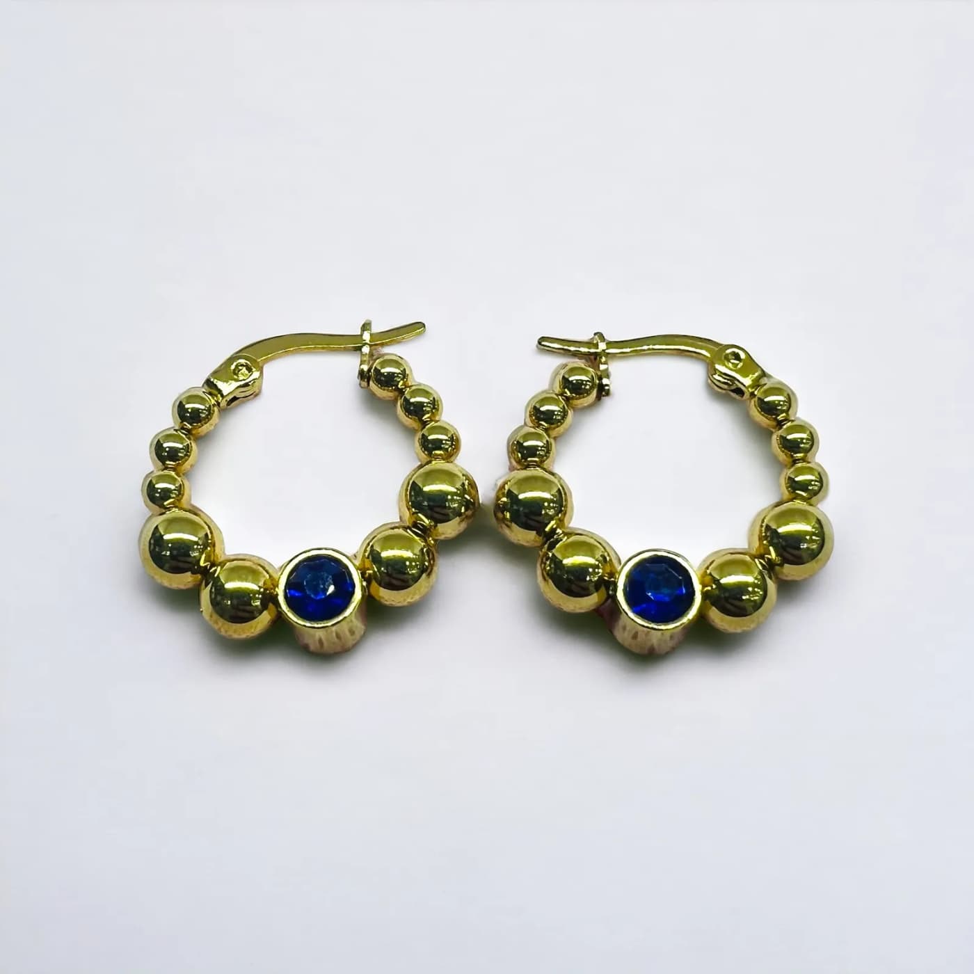 Aritos dorado con joya azul (20mm)