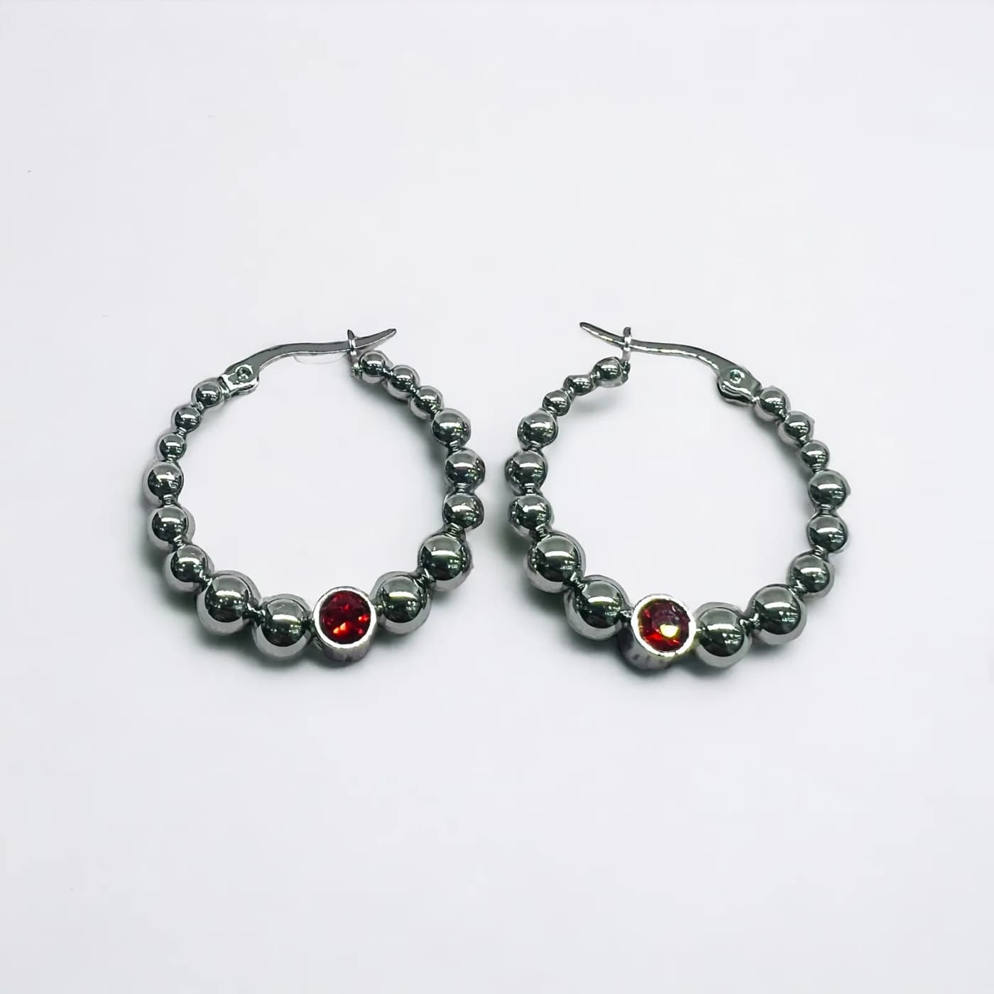 Aritos plata con joya roja (30mm)