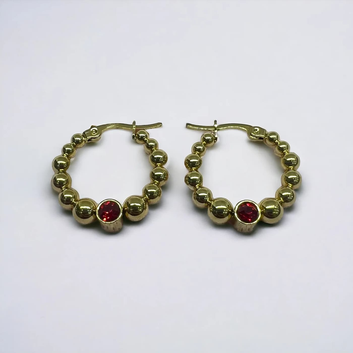Aritos dorado con joya roja (25mm)