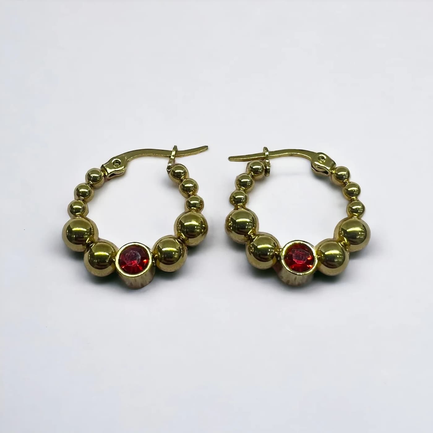 Aritos dorado con joya roja (20mm)