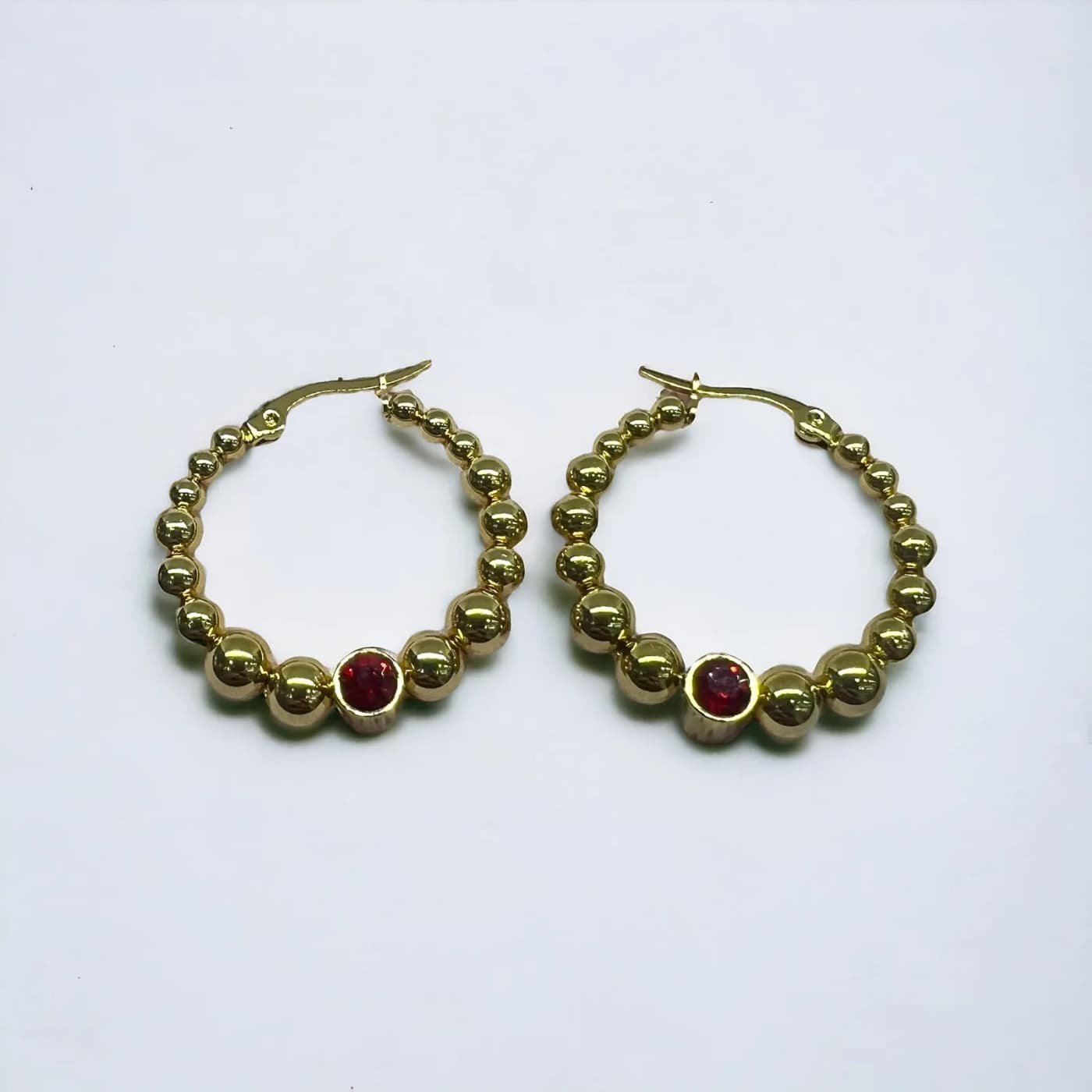 Aritos dorado con joya roja (30mm)