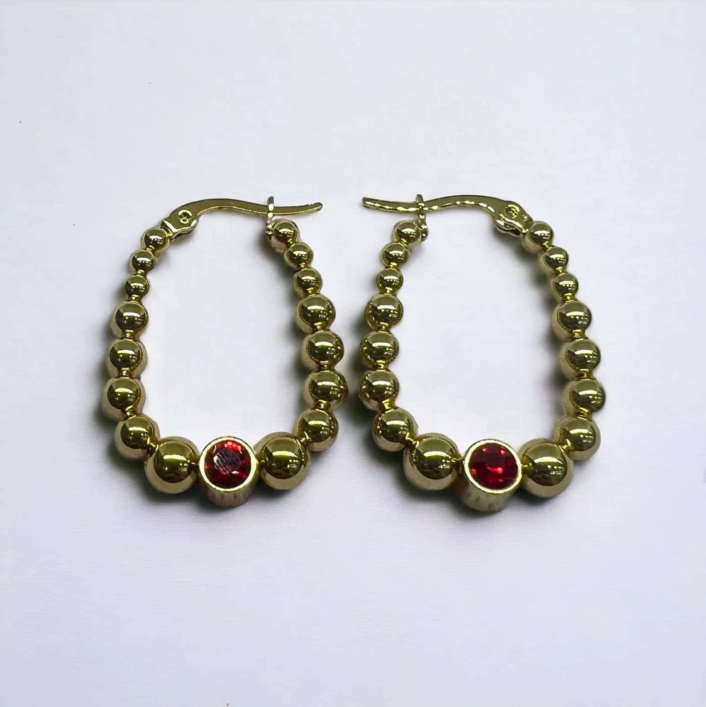 Aritos dorado con joya roja (30mm)