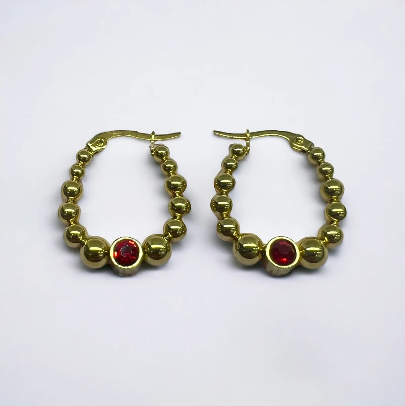 Aritos dorado con joya roja (25mm)