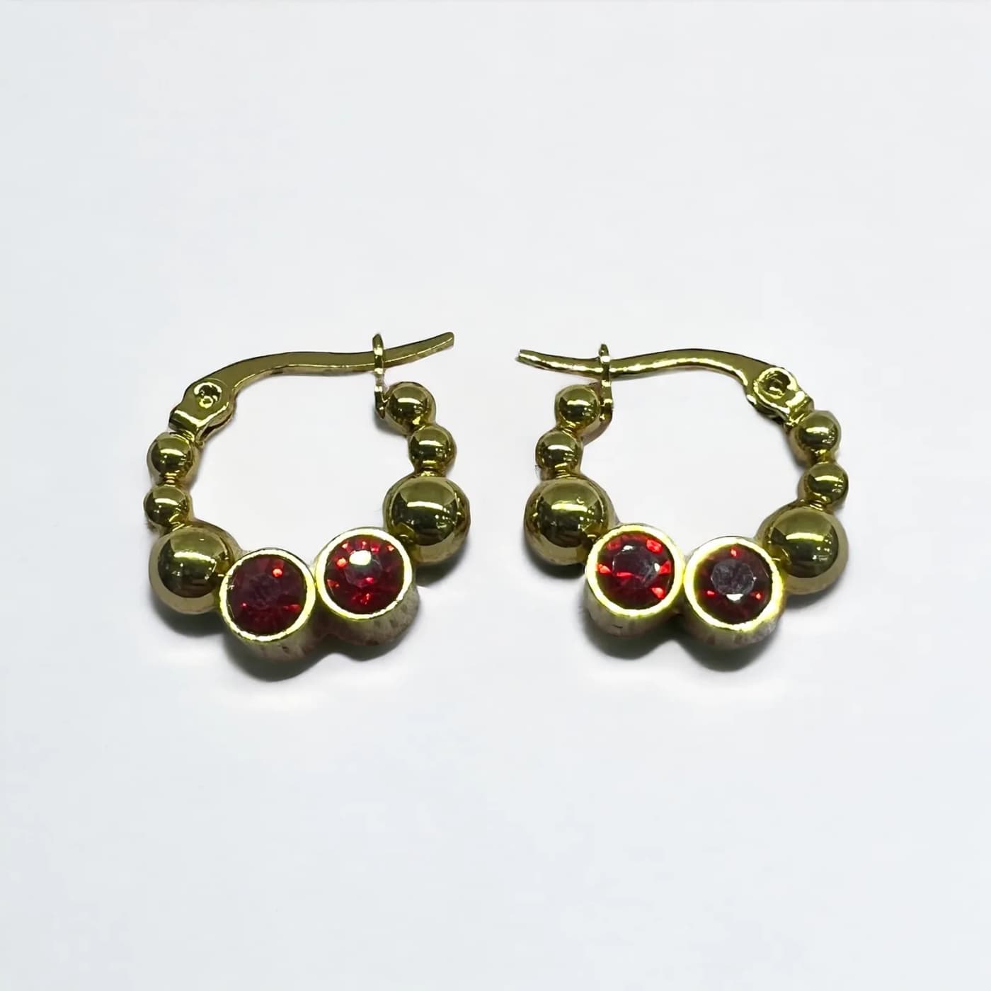 Aritos dorado con joya roja (20mm)
