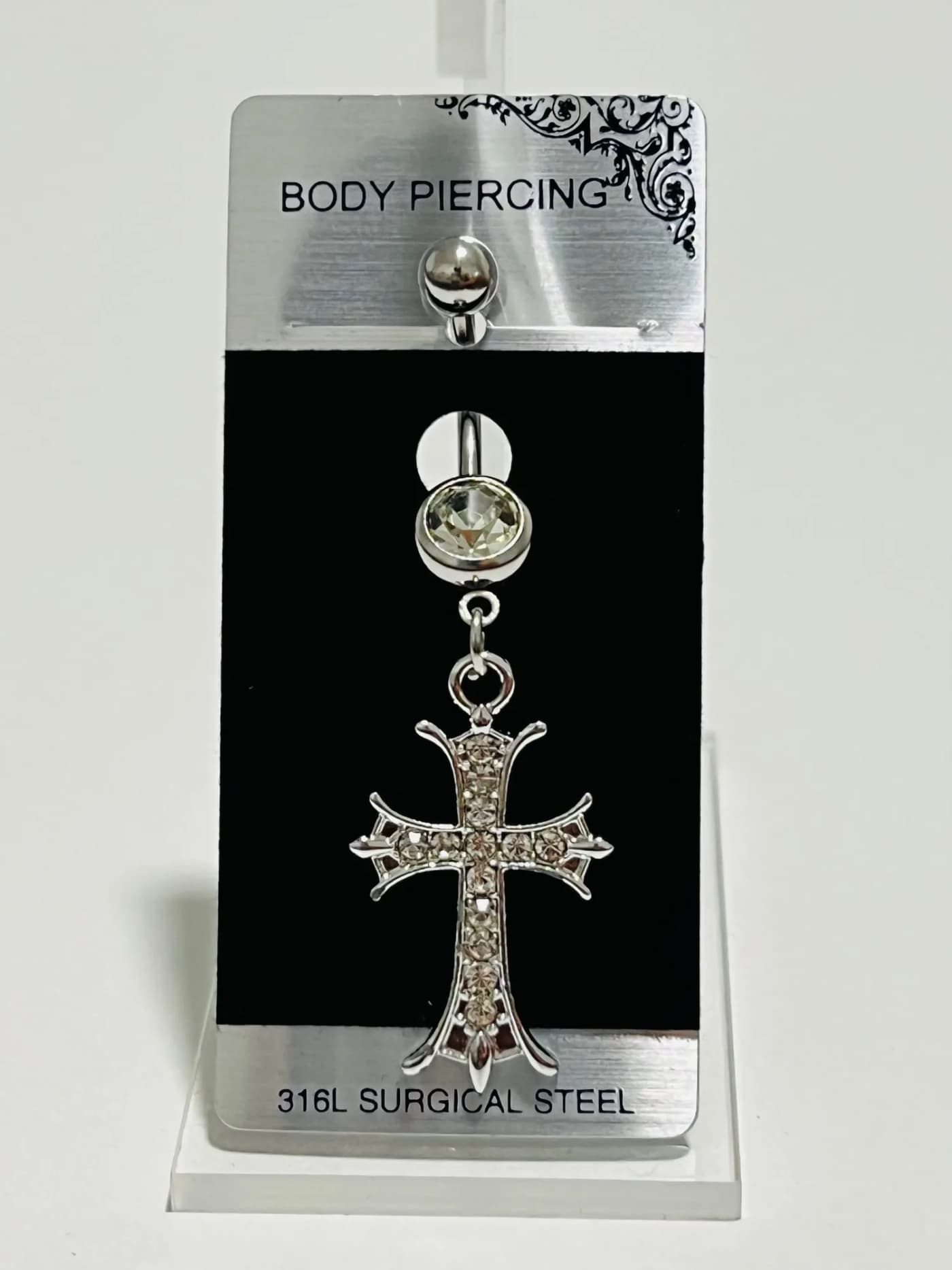 percing de hombrigo con dije p