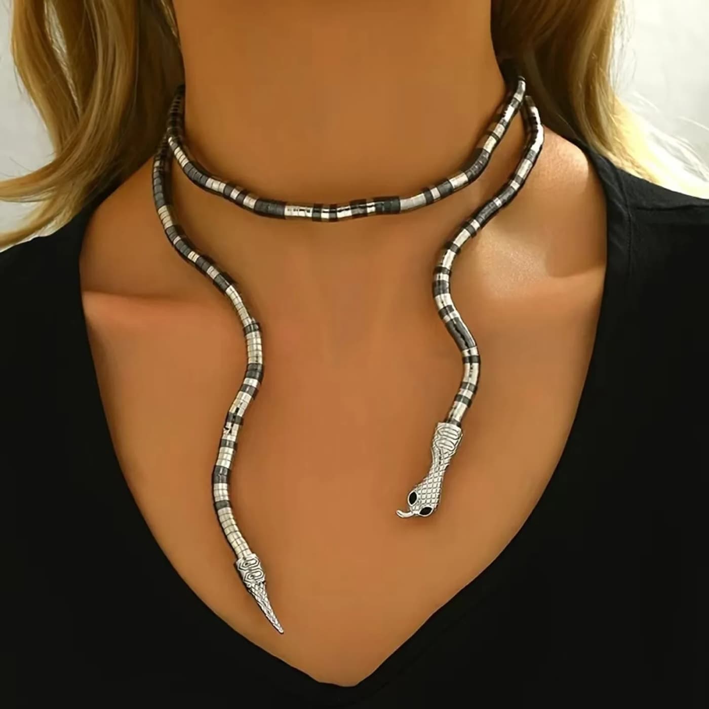 collar de serpiente negro