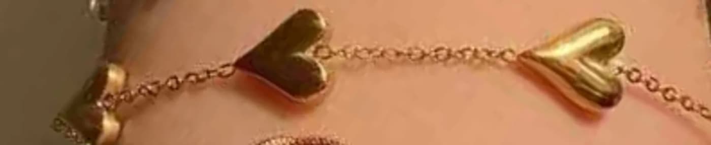 pulsera con corazon dorado