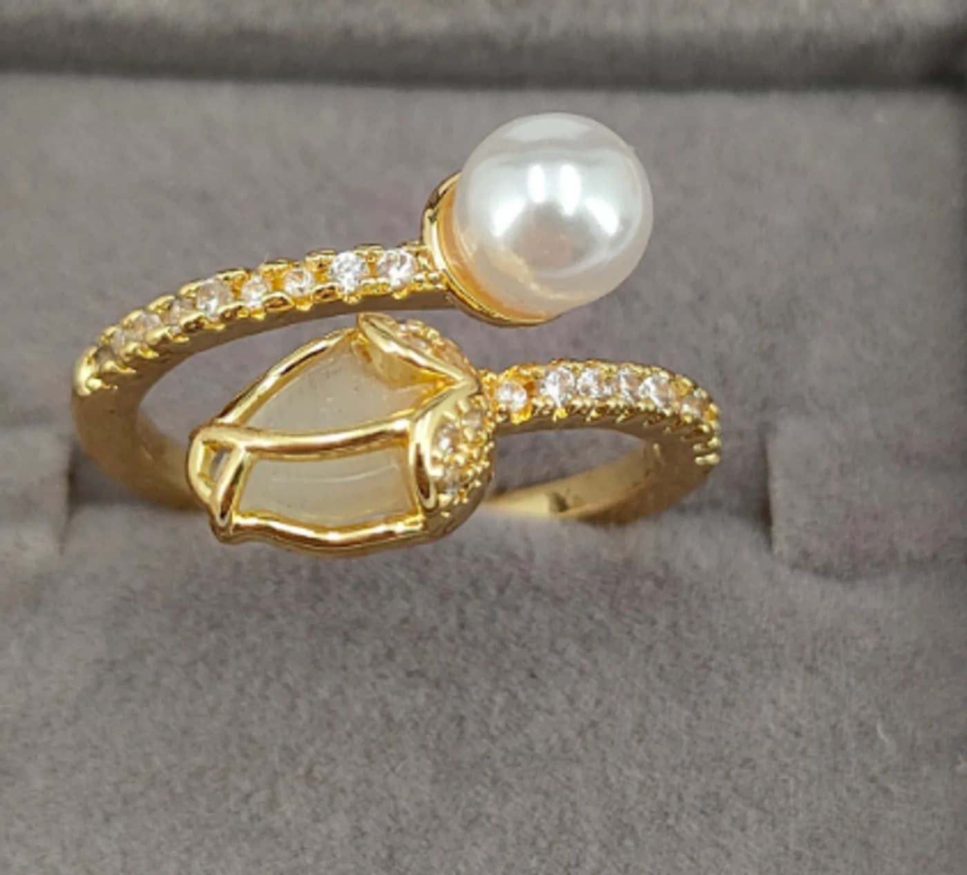 anillo dorado con perla  ajustable