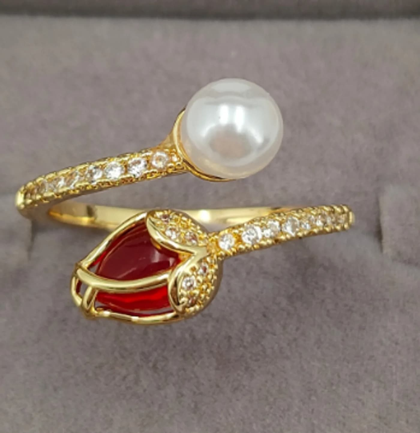 anillo dorado con perla  ajustable