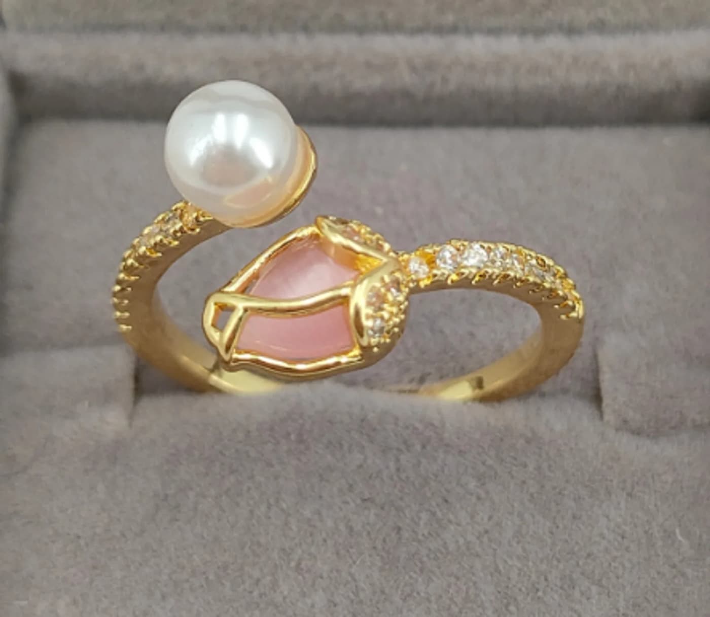 anillo dorado con perla  ajustable