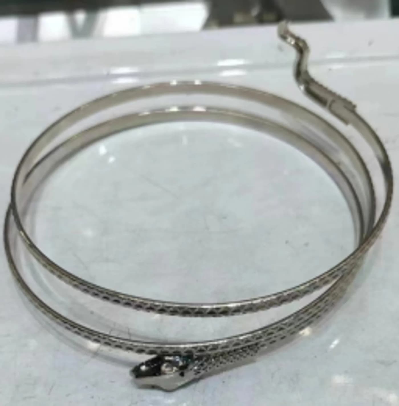 brasalete de serpiente dorado