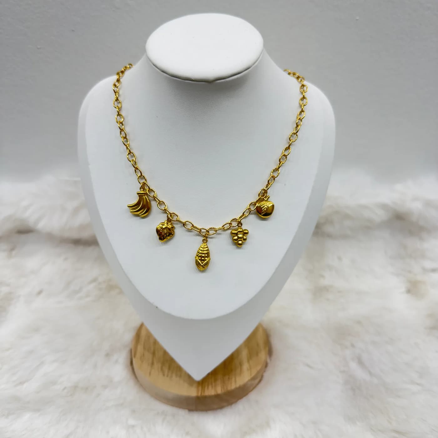 Collar con dijes de frutas