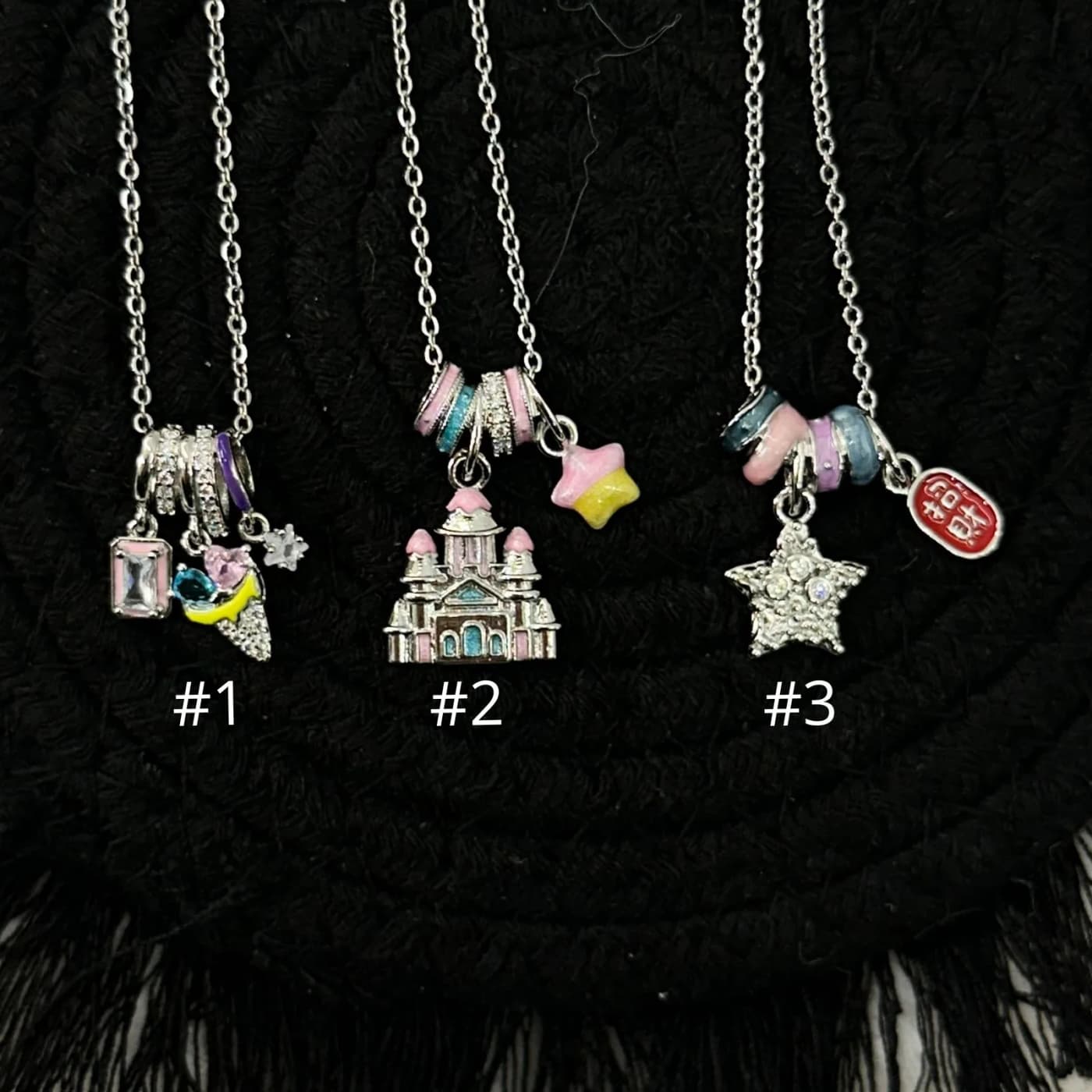 Collar con dijes pasteles