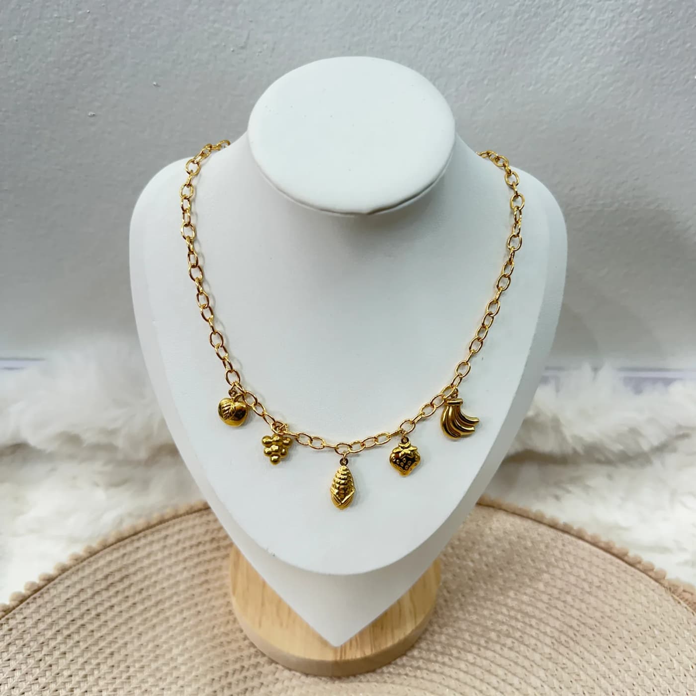 Collar con dijes de frutas