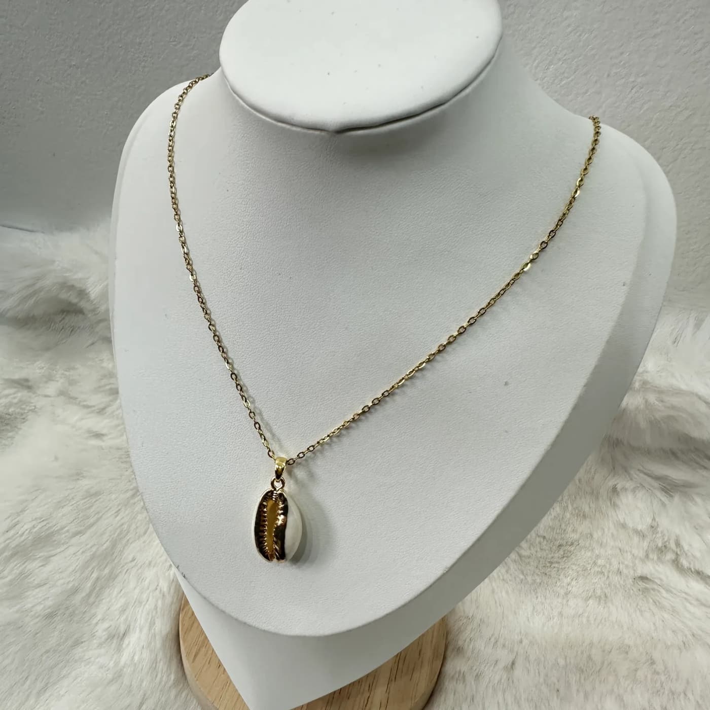 Collar concha dorado