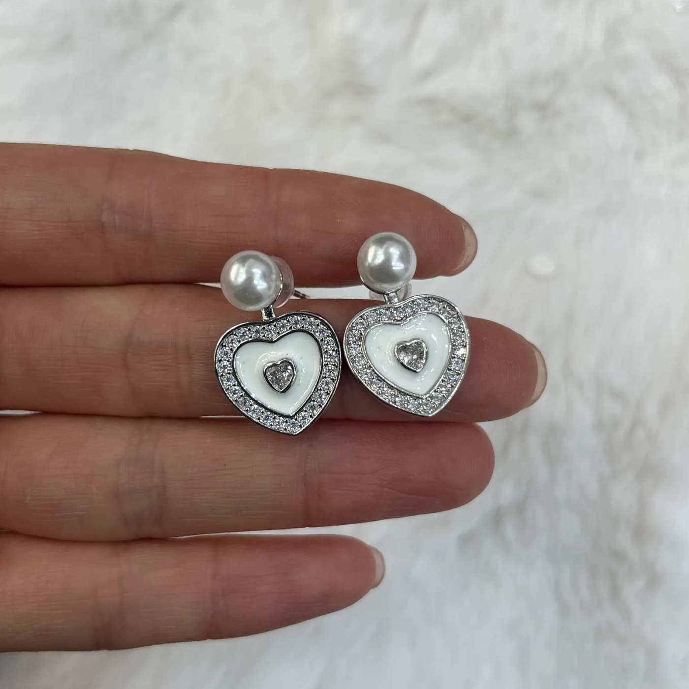 Aros brillantes corazon con perla